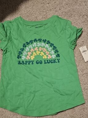 GAP Green Short-Sleeve Tee with Rainbow Clover Graphic